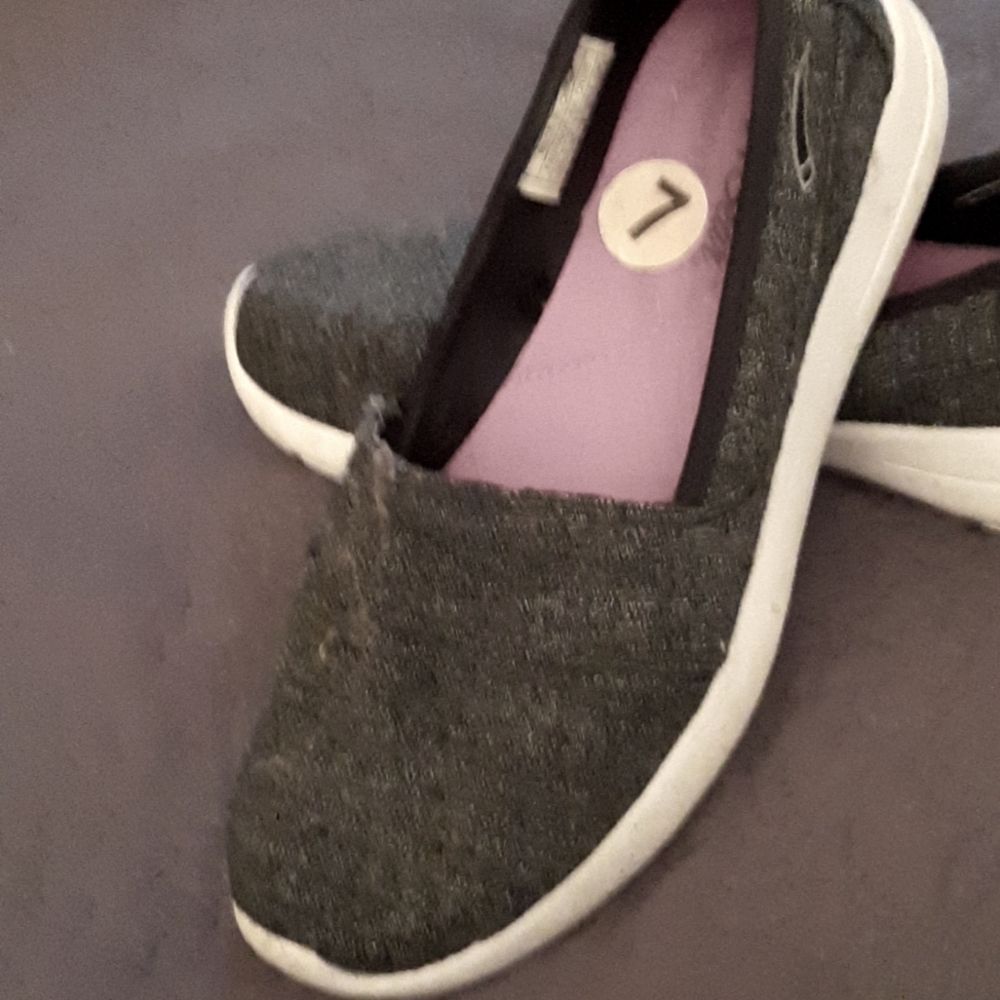 Size 7 cloth slip-on Sneakers 👟.